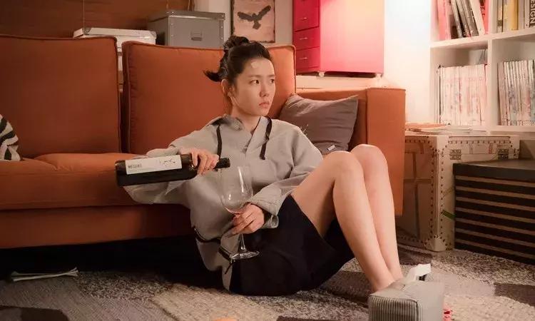 “衣不蔽体，引发海啸”？女德班竟将目标朝向00后，家长要警惕