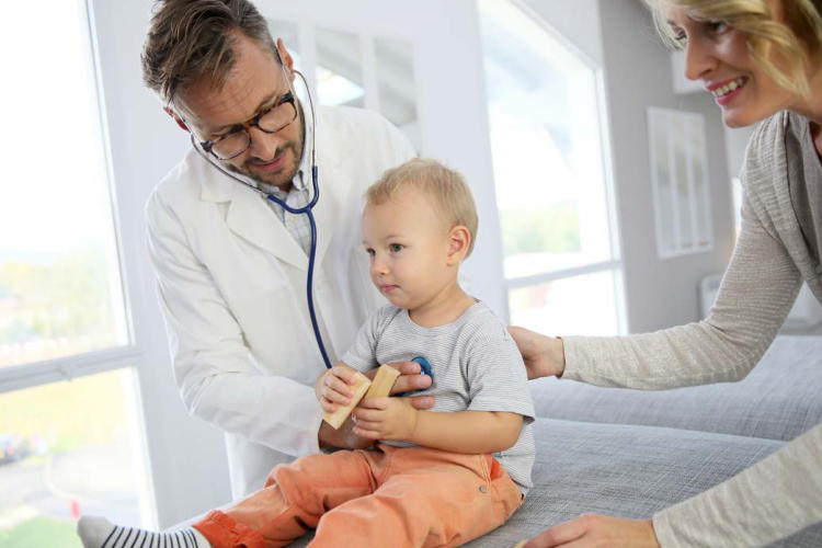 新生儿手臂上有个脓包怎么回事,宝宝出生6天手臂上有脓包