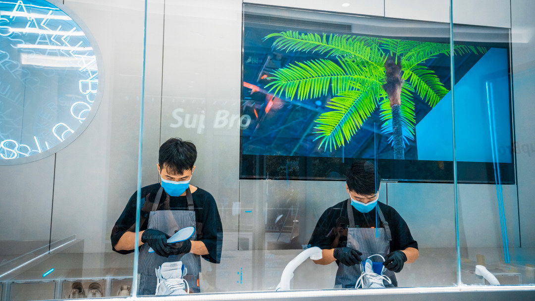 又快又好的科幻风酷炫洗鞋体验，全新门店成潮人聚集地