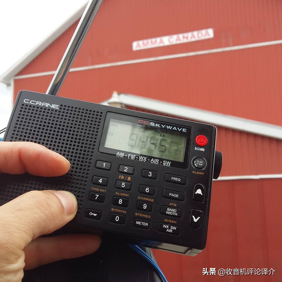 冬天聆听收音机，耳朵不幸被静电击