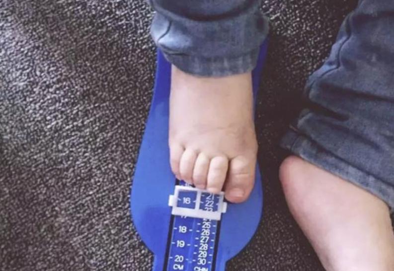 妈妈舍不得给孩子买鞋顶脚,孩子新买的鞋子顶脚怎么办