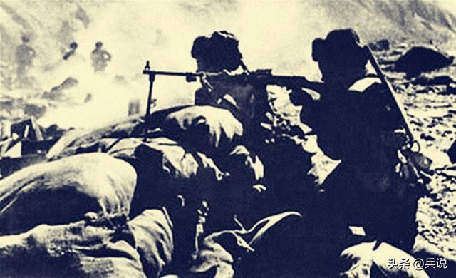 活着的黄继光！胸膛顶*破爆**筒，即将爆炸瞬间，滚下地堡