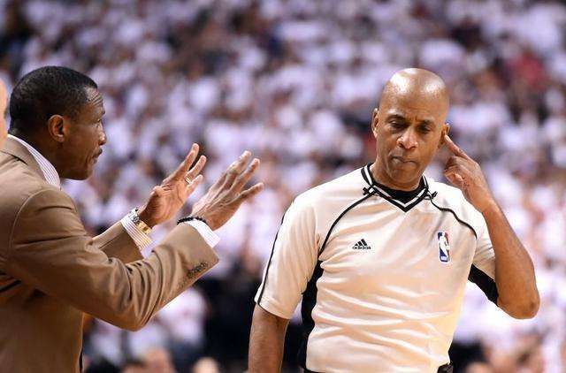 “球癖”NBA：姚明爱慕者最爱裸照，詹皇宿敌爱轮椅训练