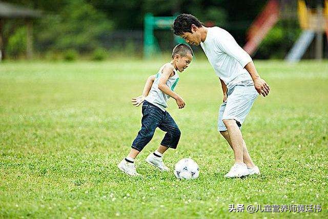 幸福家庭的背后都有默默付出的人,幸福家庭背后的三个孩子