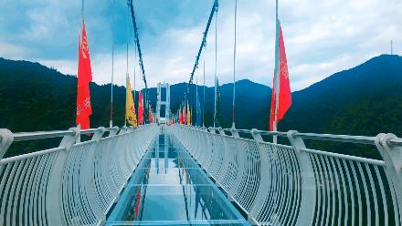 天门高空漂流玻璃滑道,高空玻璃天桥景点大全