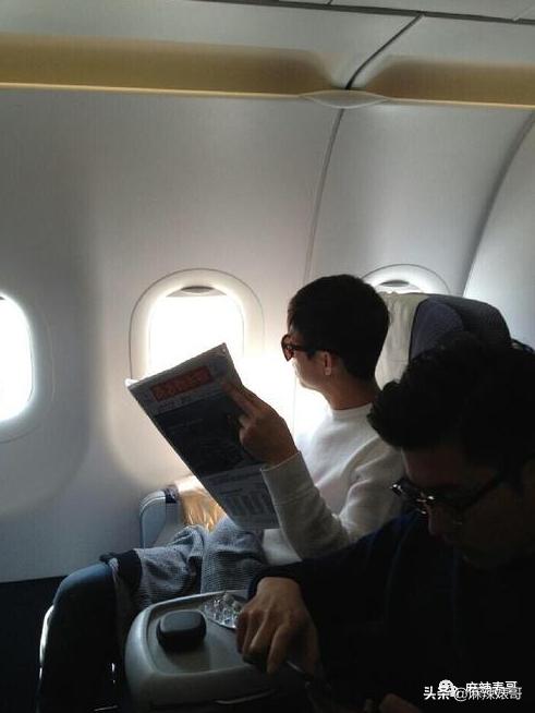 和小鲜肉牵手摸脸，又让人想到他7年前的瓜…