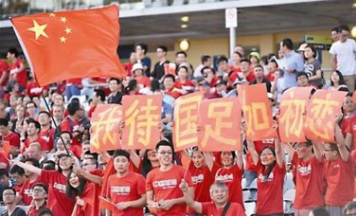 父亲是快刀浪子高峰，母亲是天后那英，今16岁的高兴怎么样了