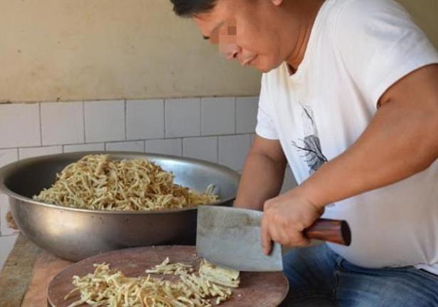 夫妻户外摆摊卖面条,夫妻摆摊卖小吃一天卖500多