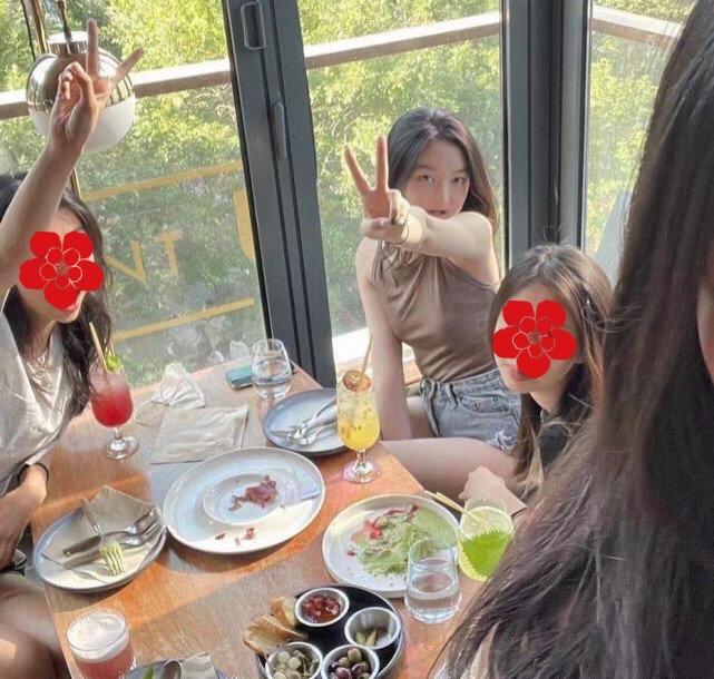 十四岁李嫣与朋友相聚穿水手服,15岁李嫣紧跟潮流