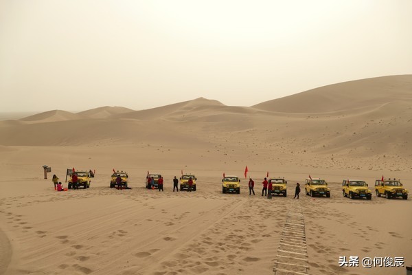 鸣沙山月牙泉堆满了游客,鸣沙山月牙泉景区