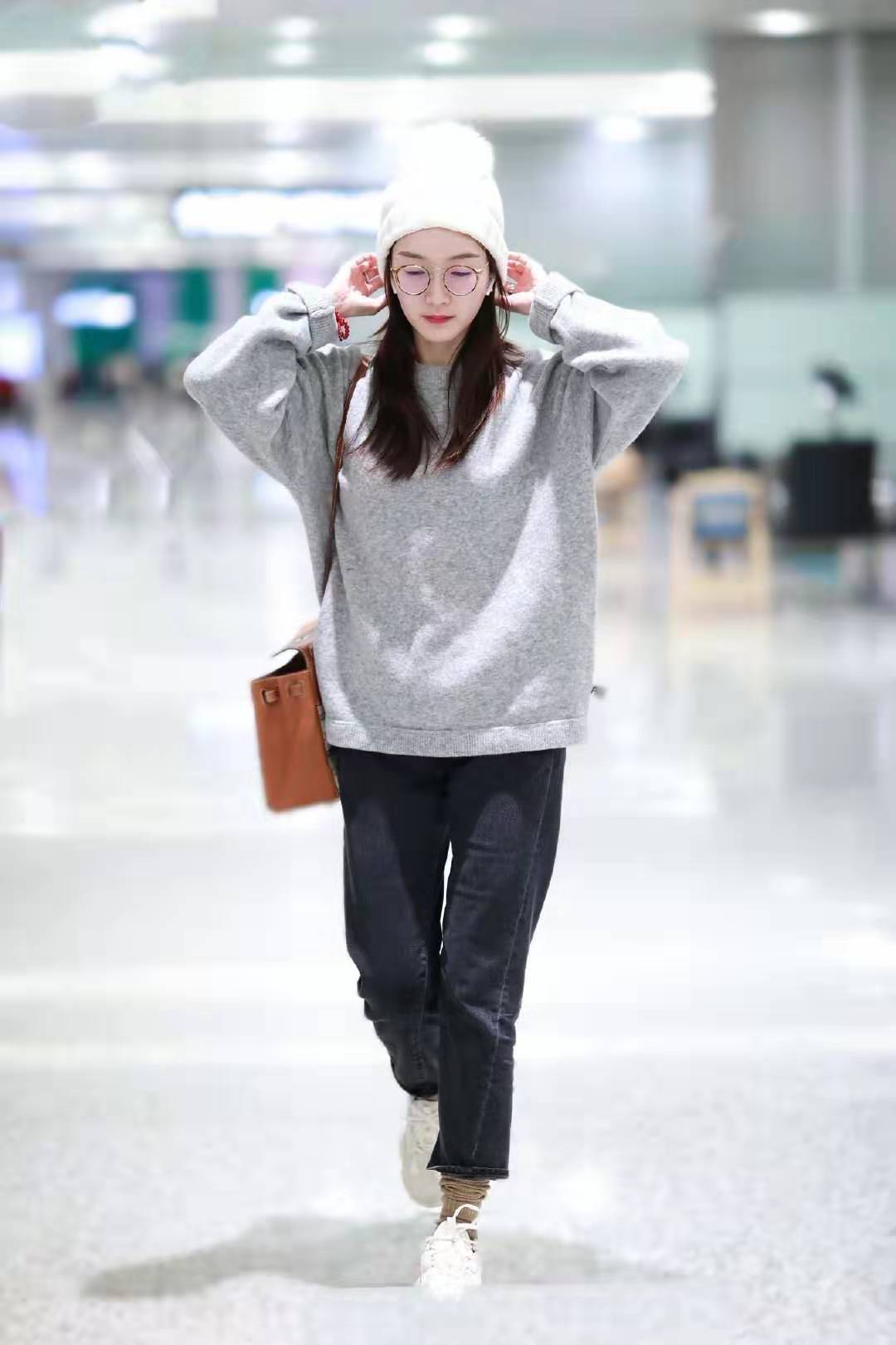 江疏影机场同款粉色套装,江疏影粉色机场外套同款