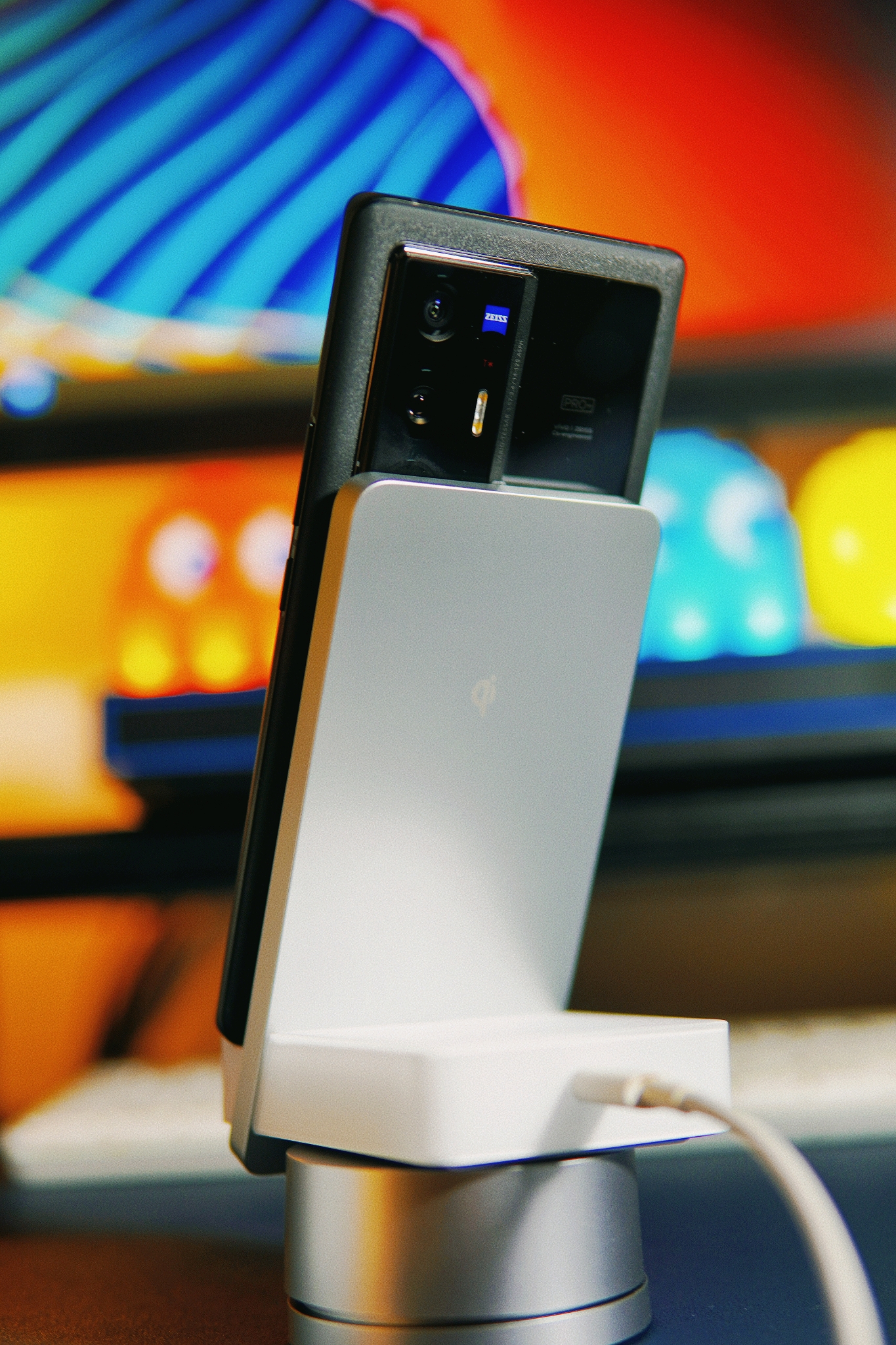 vivo双引擎闪充评测,vivo50w无线闪充立式充电器