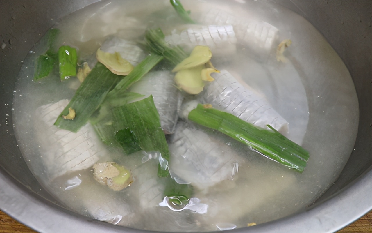 带鱼怎么做让它酥软不用吐刺,带鱼怎么做金黄酥脆一点也不腥气