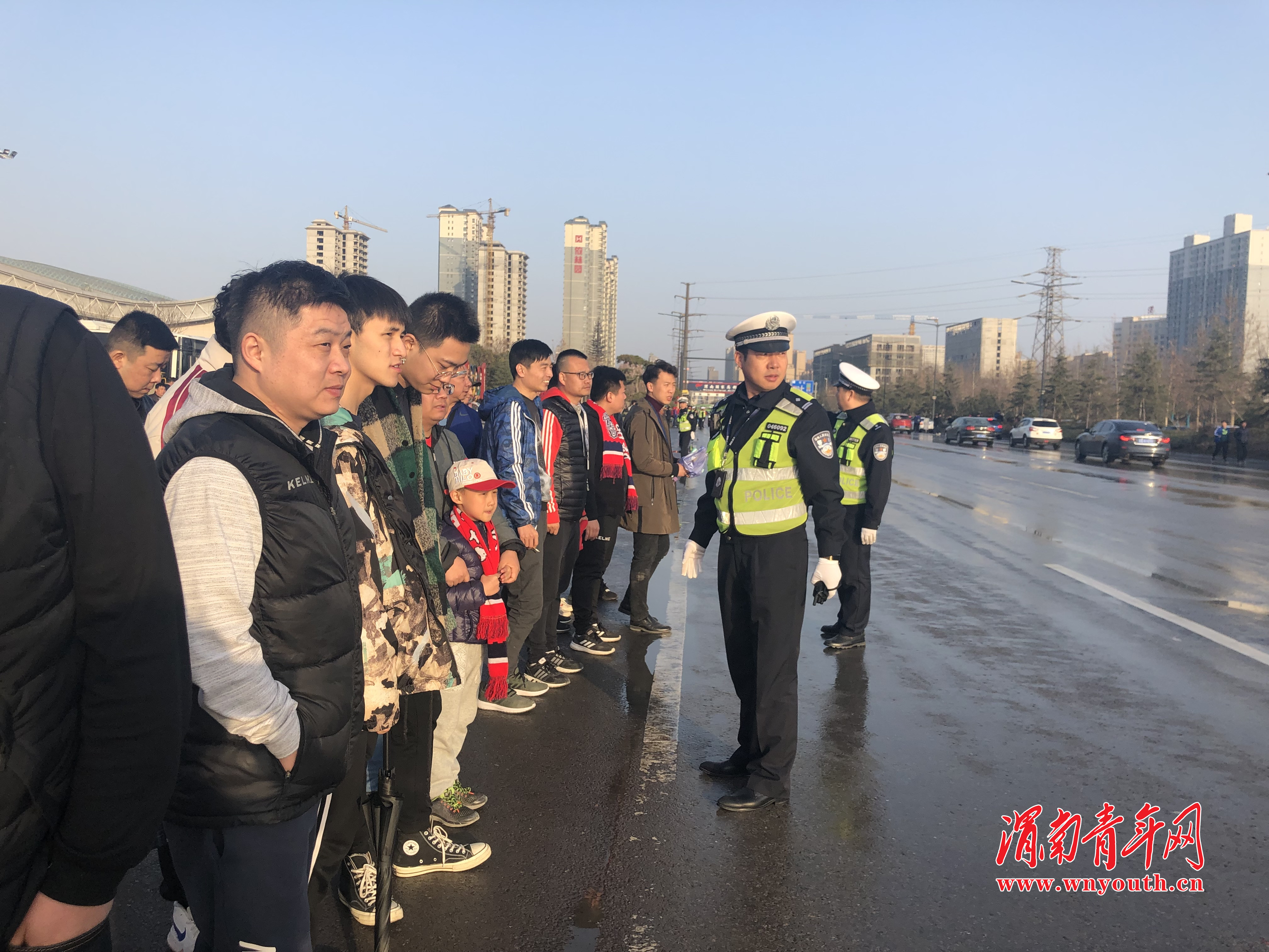 渭南高新交警大队圆满完成2019中甲陕西大秦之水首场足球赛安保任务