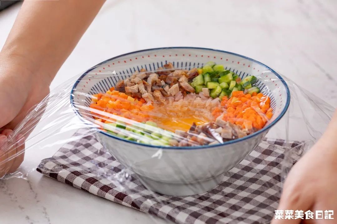 上班族午饭微波炉加热,微波炉解决一日三餐