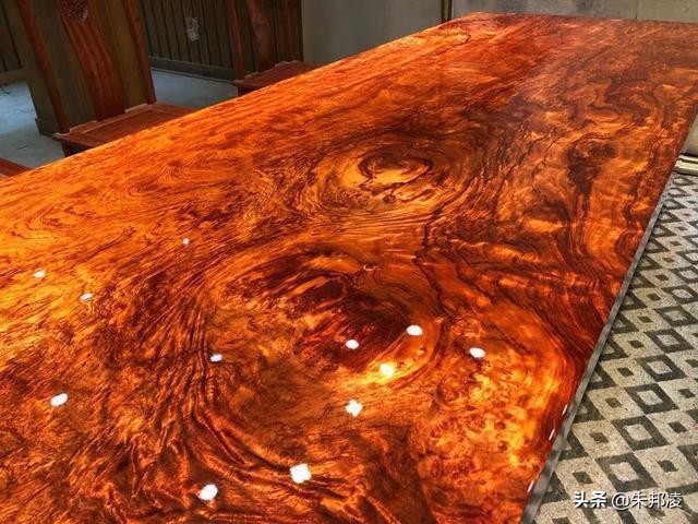 “巴花大板”取代红木成收藏新宠？原木来自3000年“非洲树王”