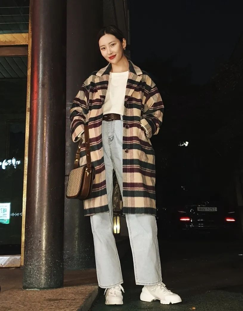 墨绿色格纹大衣怎样搭配好看,短款格纹毛呢大衣的搭配方法