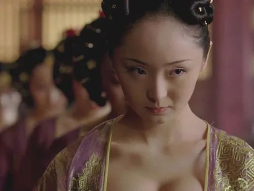 张艺谋说，她会成为“周冬雨的接班人”