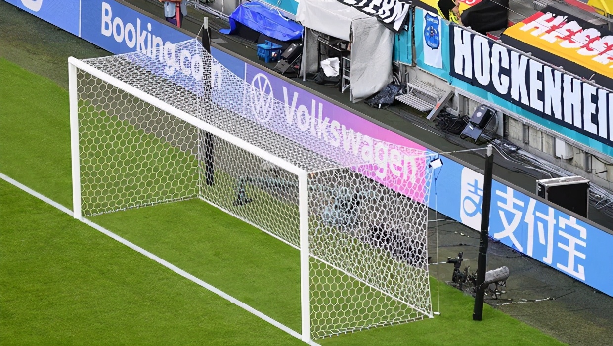 欧洲杯现场广告牌是怎么做到的,解读一下欧洲杯比赛球场的广告商