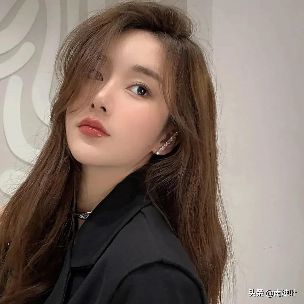 超级显白酷感爆棚的发色推荐,女生好看的偏冷绿调雾感发色