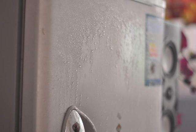 天气潮湿家里滴水,天气下雨屋里淋湿怎么办