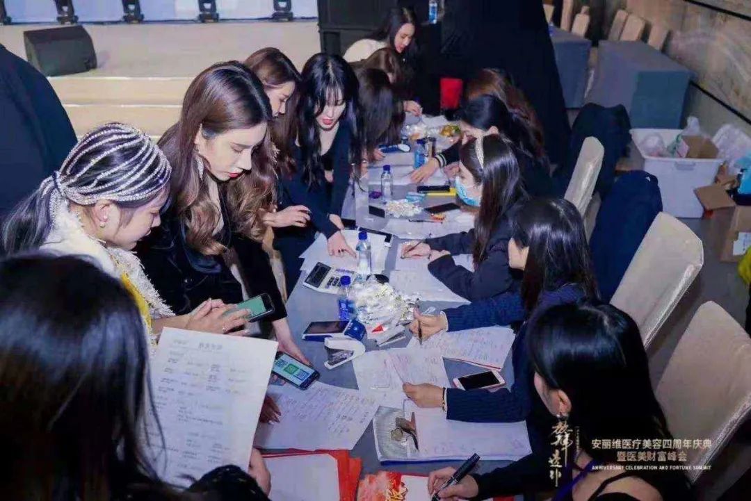 20岁女孩割双眼皮的人多吗,滑县女的割双眼皮