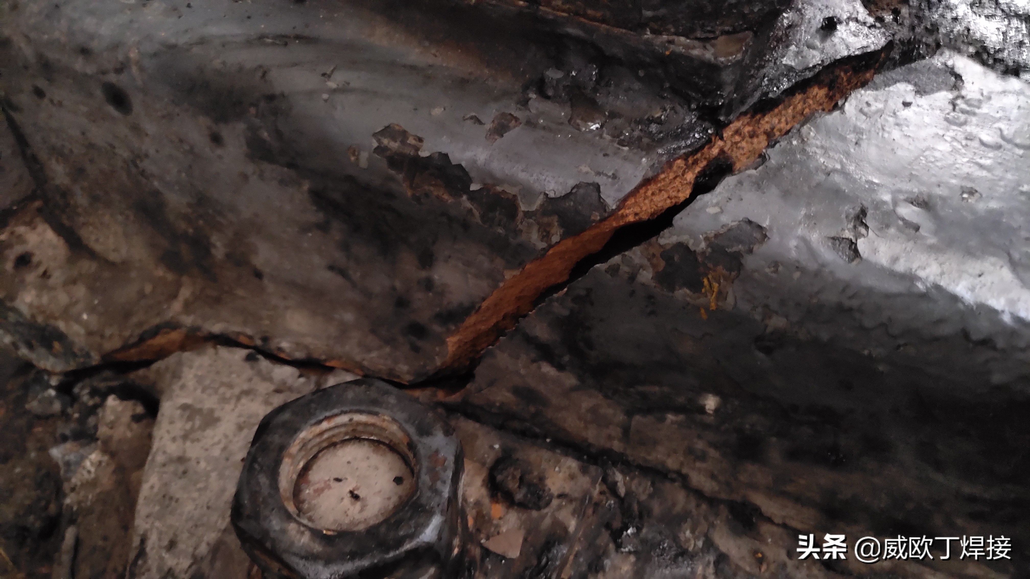 铸铁电机底座断裂,铸铁机械开裂修复