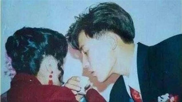 儿子看到父母年轻照片，讽刺说：“妈，你嫁爸是被威胁的吧”？