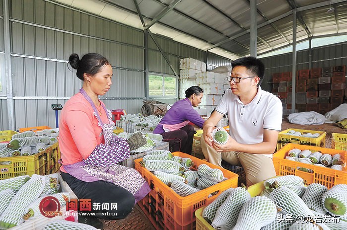 携手脱贫路共圆小康梦