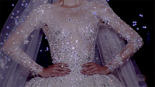 刘亦菲金裙子,刘亦菲穿一袭仙女裙现身活动