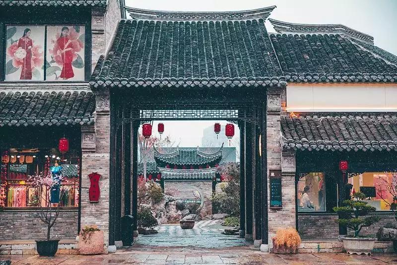 徐州市中心处竟隐藏着一片梅花林，时尚又古香的街区被映成粉色