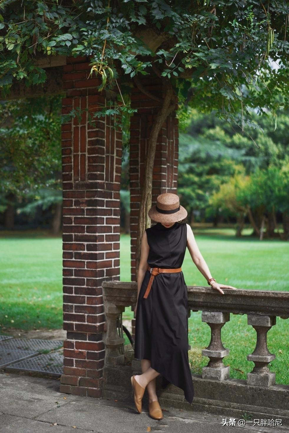 50岁女人穿t恤配牛仔裤好看吗,50岁的女人穿搭要做减法