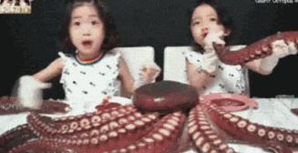 别让「假笑男孩」的悲剧,在她身上重演