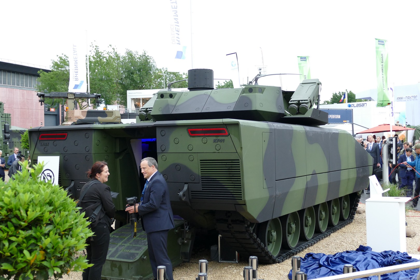 世界上防护能力最强的装甲车,最新山猫kf41步兵战车