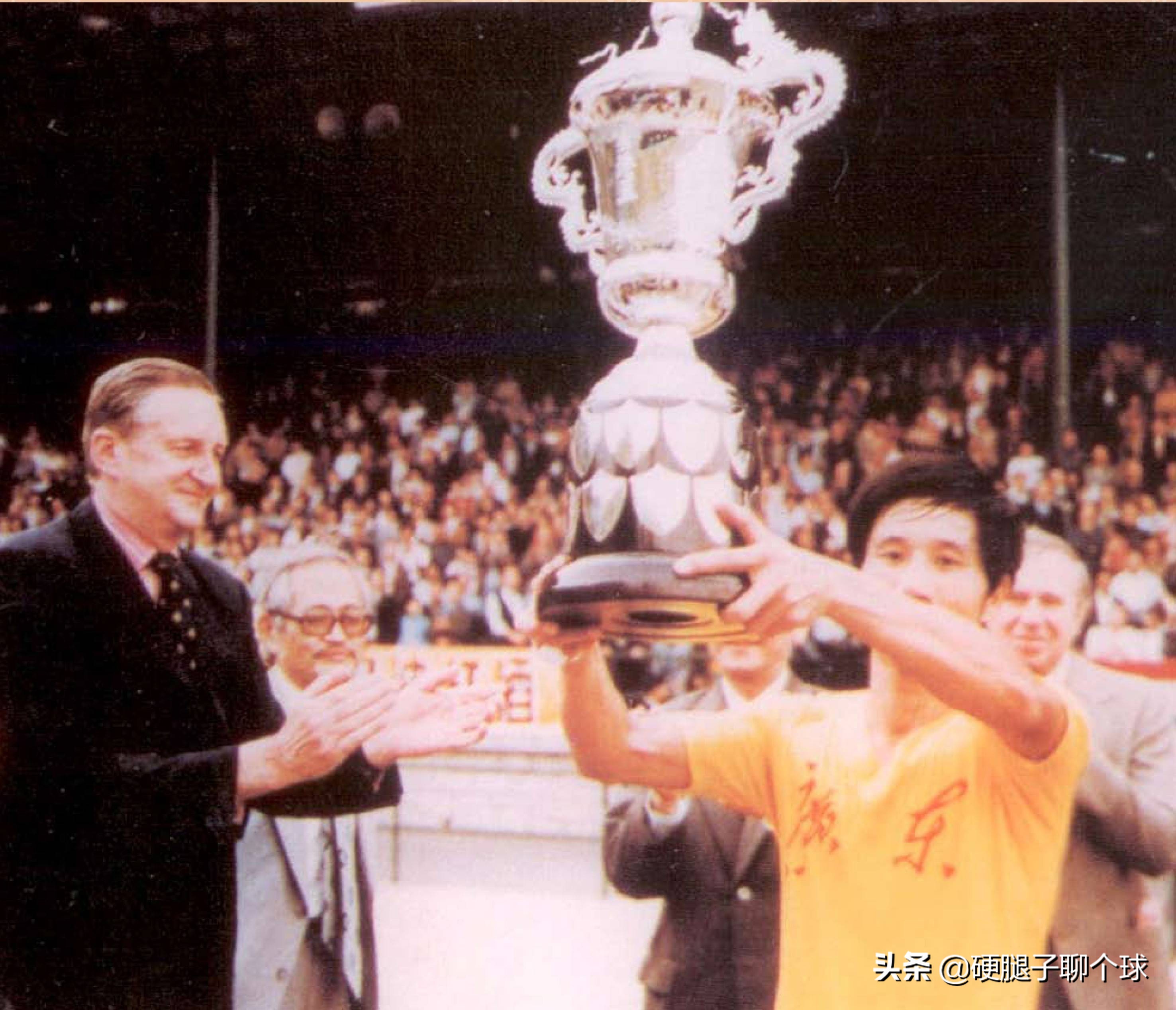 他曾是广东队的队长，也是国家队的福将，铁腰何佳