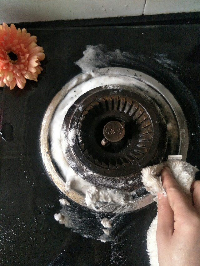 厨房燃气灶污渍清理,煤气灶污脏用什么清洗又快又干净