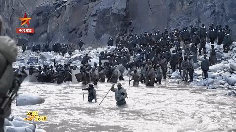 中国军人用血肉之躯肆虐洪水,00后解放军官兵抗震救灾