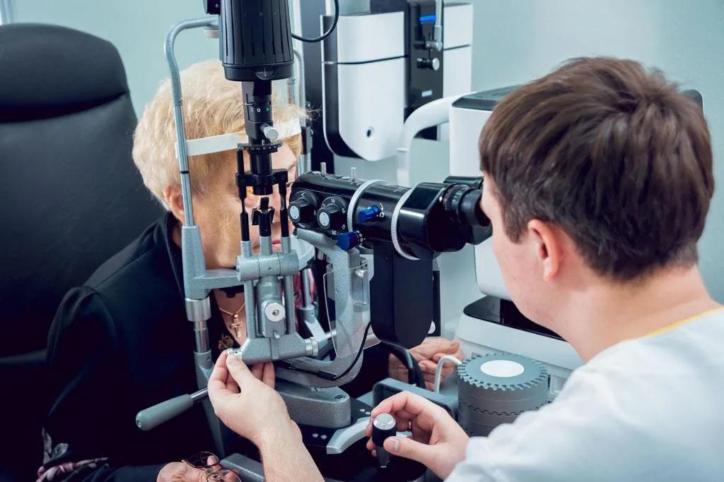 老年人眼睛黄斑变性是什么引起,什么体质的人容易患老年黄斑变性