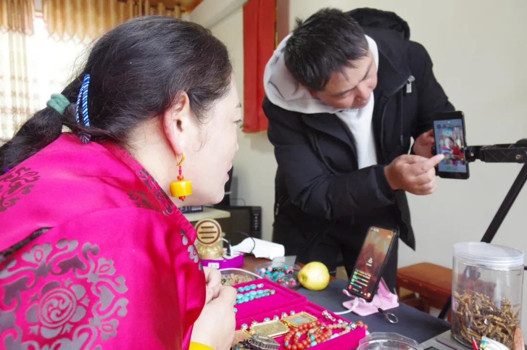 佛经里没有讲，草原上的女人不能搞直播