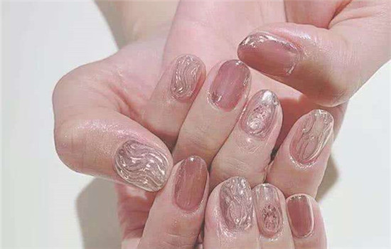 甲油胶干得很慢又没有照灯怎么办,怎样让甲油胶不用烤灯迅速变干