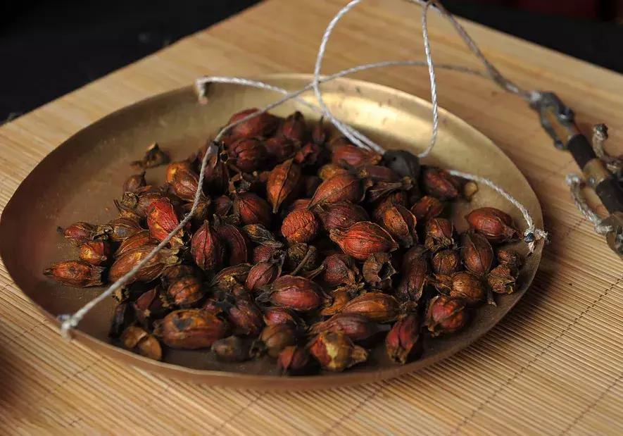 心火大心烦喝点莲子心茶去烦,五心烦热失眠可以喝莲子心茶吗