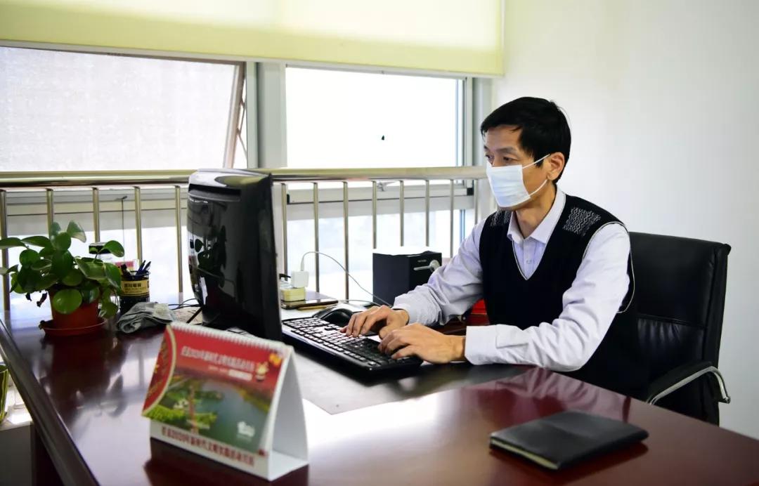 致敬坚守防疫一线的守门人,坚守岗位做表率抗击疫情当先锋