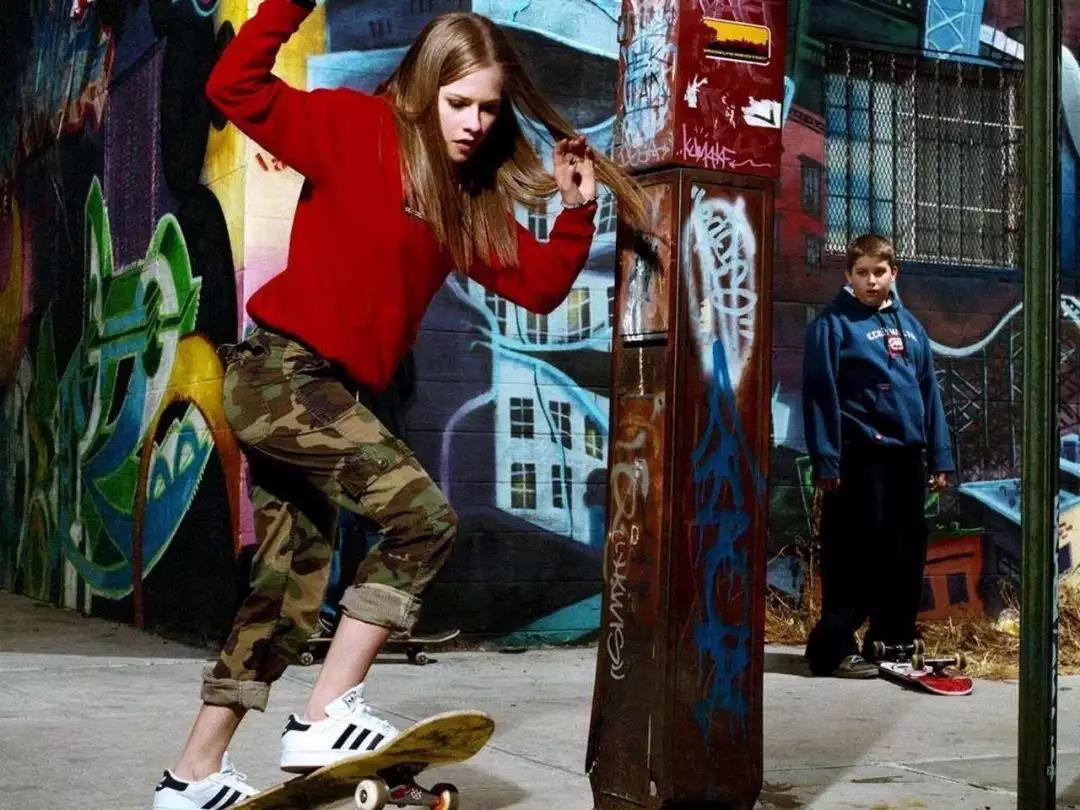 18岁红透全球却因患病失联，被揣测去世后涅槃重生，她叫艾薇儿