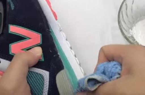 不用一滴水清洁白鞋边,教你不用一滴水一滴油
