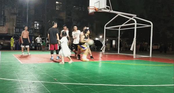 又见球场黑脚！16岁少年打球被踹！这种人不配喜欢篮球