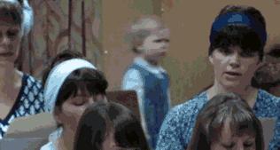 熊孩子一声不吭来“犯案”，奢侈喂床“喝牛奶”，想把孩子退货