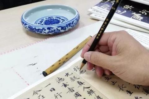 写字如何掌握笔尖与纸面的力度,如何执笔写字才能又快又稳