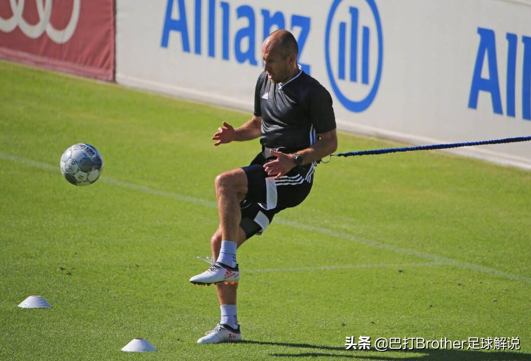 36岁重回球场！从拜仁退役1年难忘绿茵场，小飞侠重返老东家