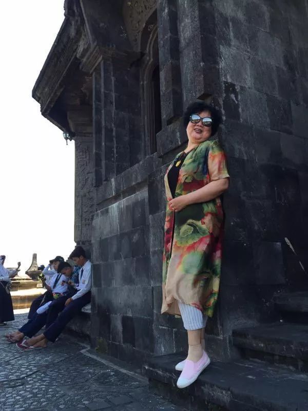 中国大妈旅游标配动作合集,中国大妈旅游拍摄姿势