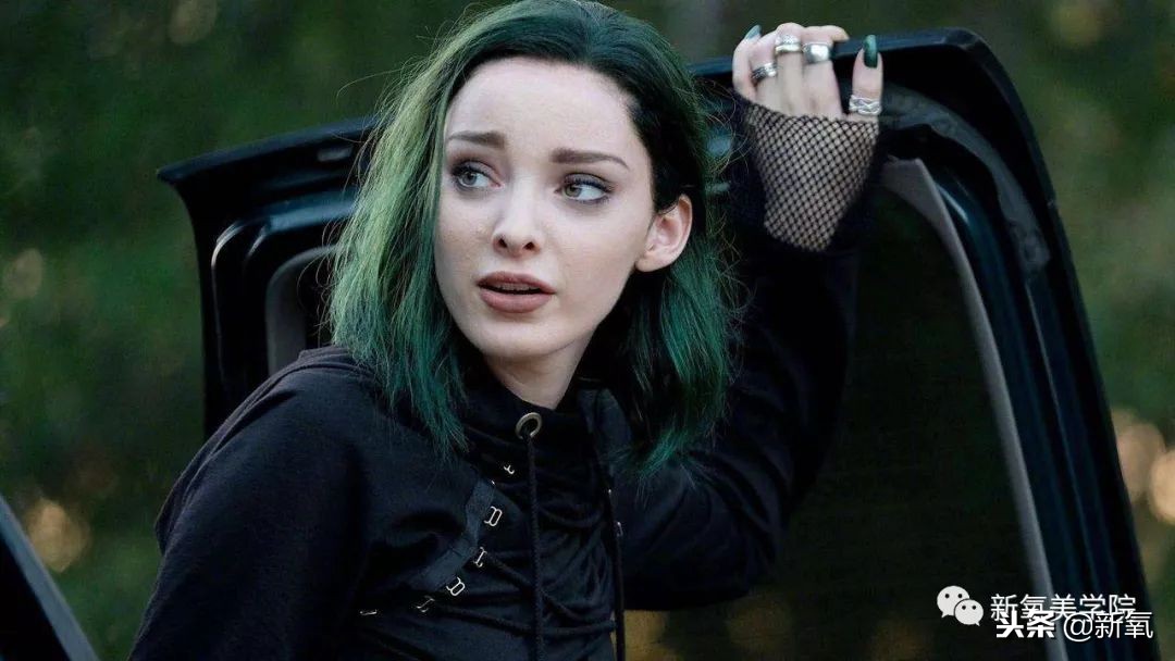 谭松韵蓬松的头,谭松韵摘掉眼镜打扮后惊艳出场